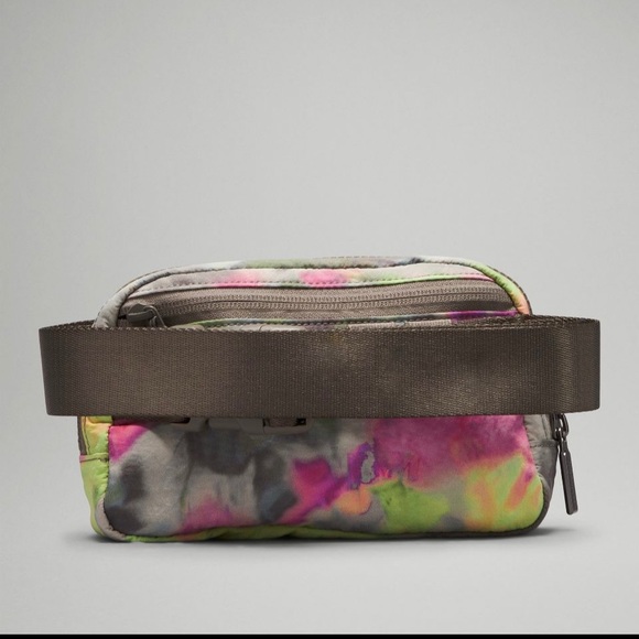 LULULEMON EVERYWHERE BELT BAG IN HYPER DYE MULTI/ROVER - Picture 2 of 12